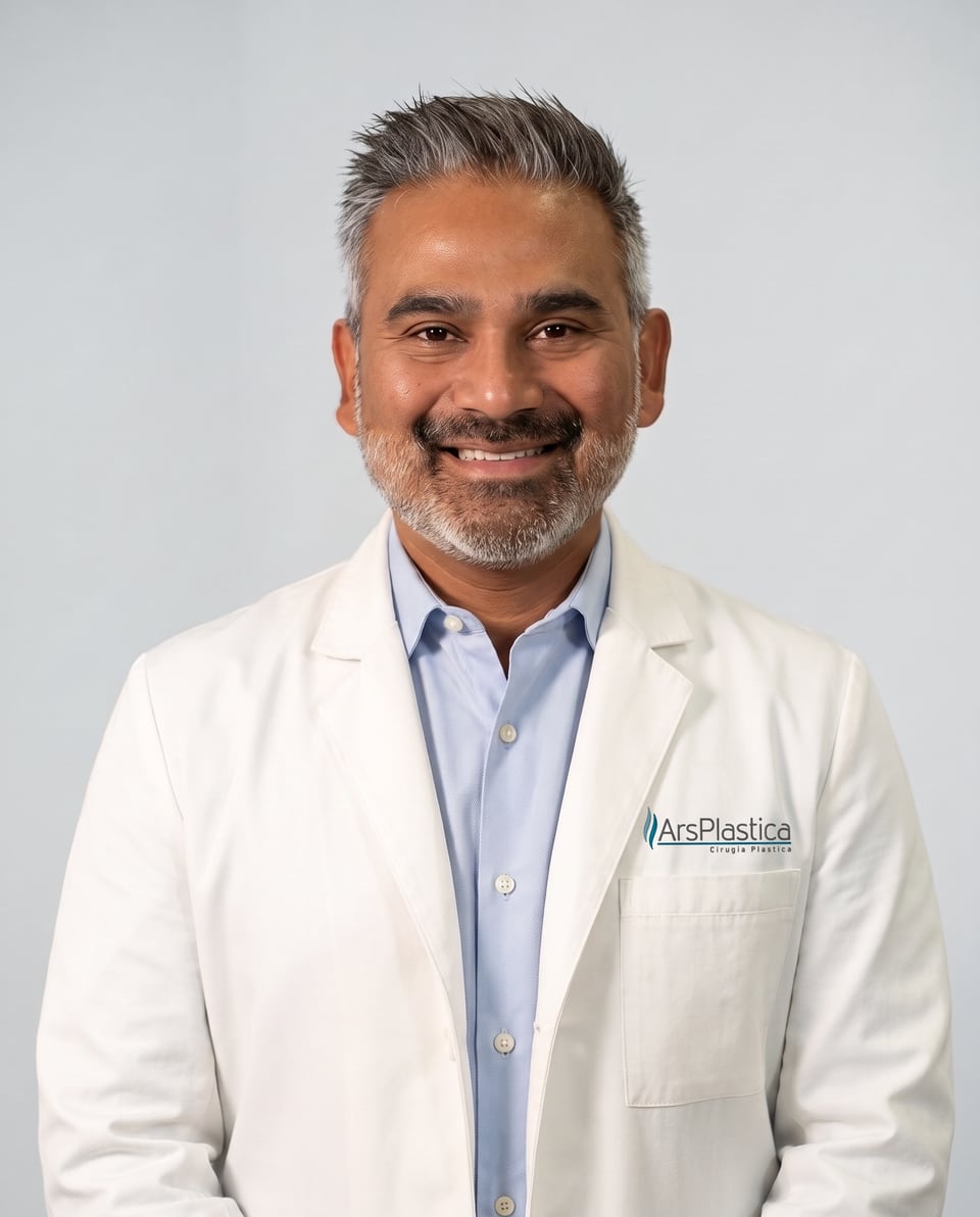 Dr. Guillermo Hernández González, cirujano plástico, con bata blanca bordada con el logo de Ars Plástica